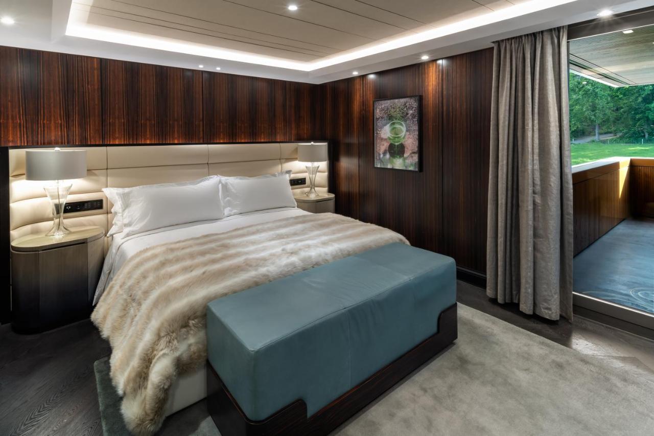 Five Zurich - Luxury City Resort Екстериор снимка The bedroom of the 100' yacht