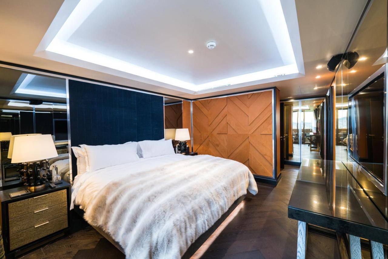 Five Zurich - Luxury City Resort Екстериор снимка The bedroom of the 2014 suite