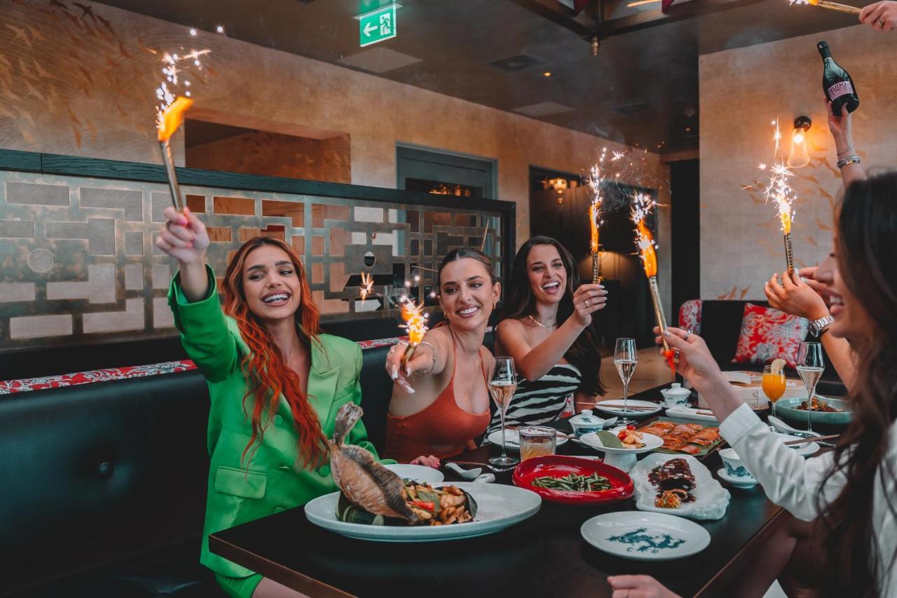 Five Zurich - Luxury City Resort Екстериор снимка Restaurant guests celebrating a birthday