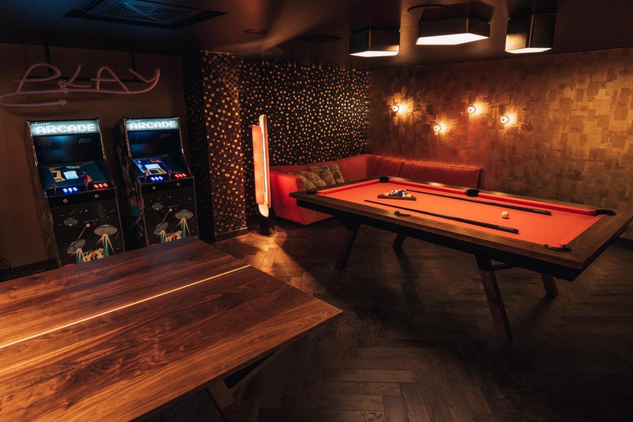 Five Zurich - Luxury City Resort Екстериор снимка A pool table in a bar
